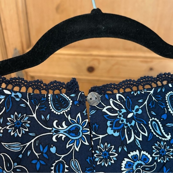 LOFT Women’s Navy Floral Cropped Smocked Top with Ruffled Hem. Sz M - Picture 4 of 7